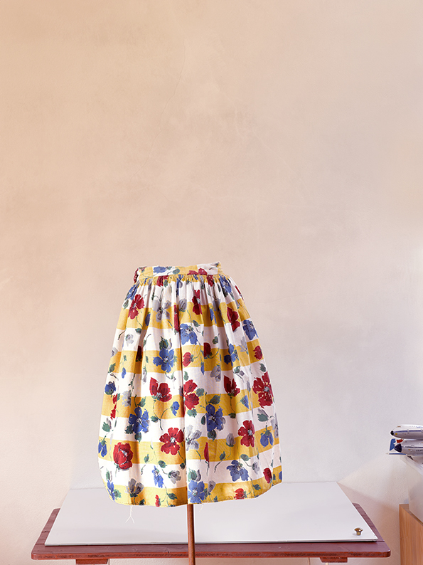 EmptyName%202.1_Korr_Ret_Ecke_FarbeBlumenkleid_AtelierHellerDruck1GelbSättigungReduziertPerfektXXX